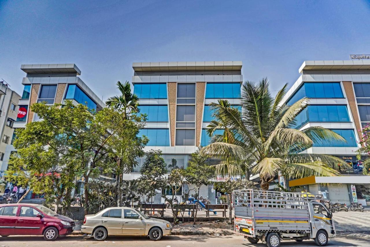 Capital O Hotel Santeria Inn Surat Exterior foto